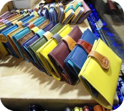 Florence Shopping - Handmade leather bags and goods - Gioia Chiara colored wallets
