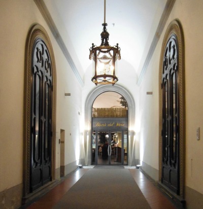 Bistro del Mare's elegant entrance located along the Lungarno