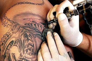 A tattoo being applied at the Florence convention