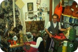 Florence Shopping - handmade leather bags and goods - Dantesca Leather workshop