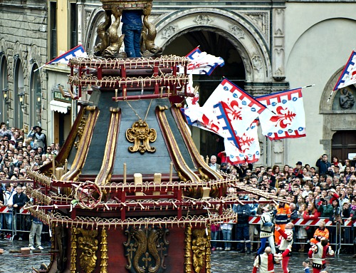 Florentine flag throwers during Scoppio del Carro festivities