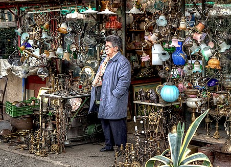 Outdoor shop at the Piazza dei Ciompi market