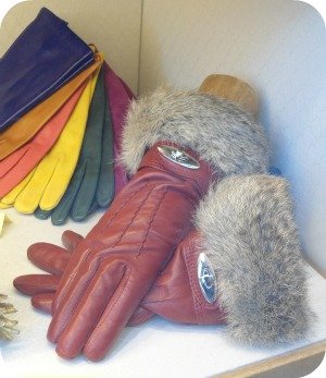 Florence Shopping - Belts and Gloves - red fur lined Madova gloves