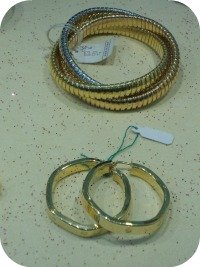 Florence Shopping - Gold Jewelery - hoop earrings and bracelet