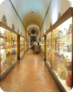 Florence Shopping - Florence Leather School display cabinets