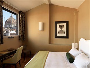 This four star hotel is so central that some rooms -such as this one - look out onto Brunelleschi's Cupola