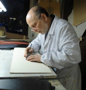 a Florentine leather worker at the job